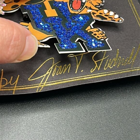 New NCAA Licensed Signed Joan Studnell Univ of Kentucky Wildcats Brooch Pin - Picture 4 of 7